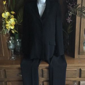 Le suit black exec chic pant suit size 10